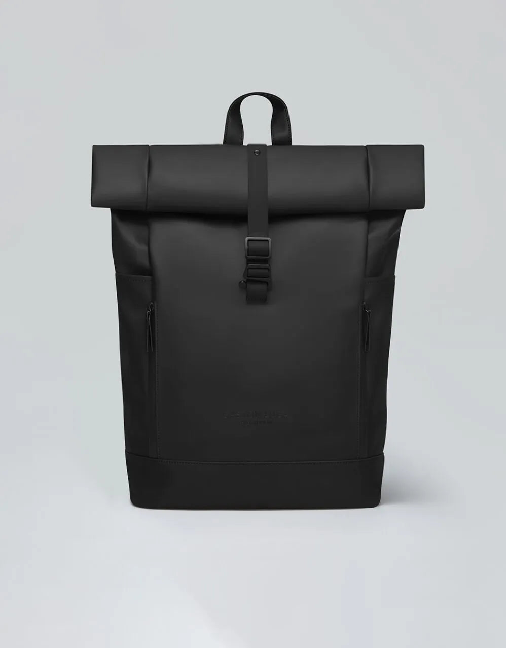 Mochila Rullen 16" negra, vista frontal con cierre enrollable y hebilla central