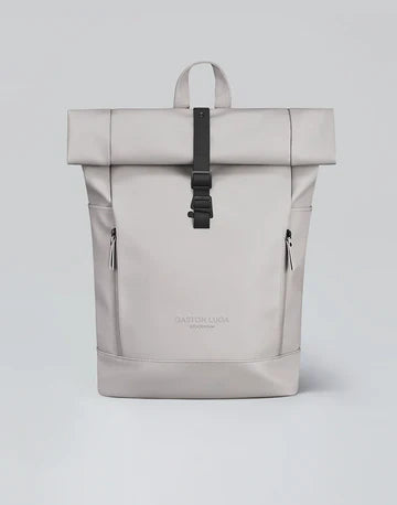 Mochila Rullen 16" taupe, vista frontal con cierre enrollable y hebilla central negra