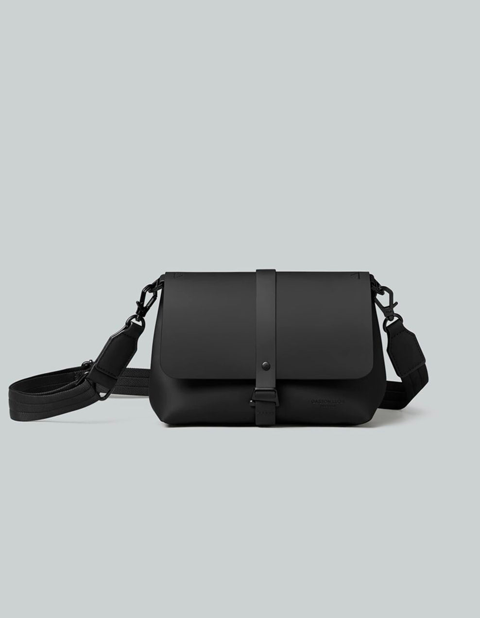 Bolso Spläsh Crossbody Negro, vista frontal con correa