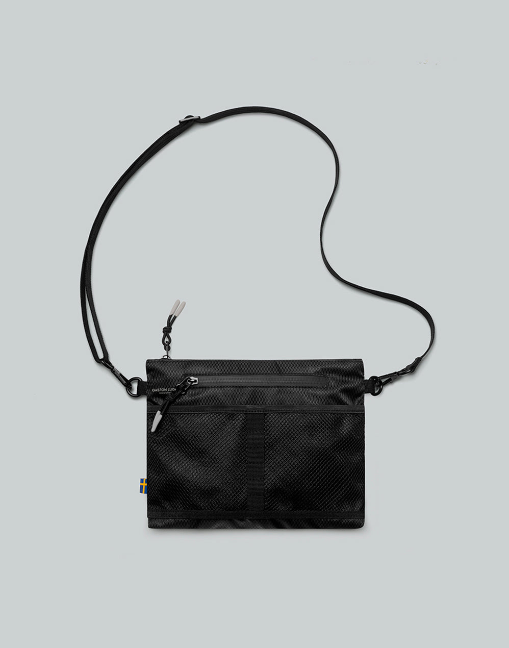Bolso Lightweight Crossbody Negro, vista frontal con correa