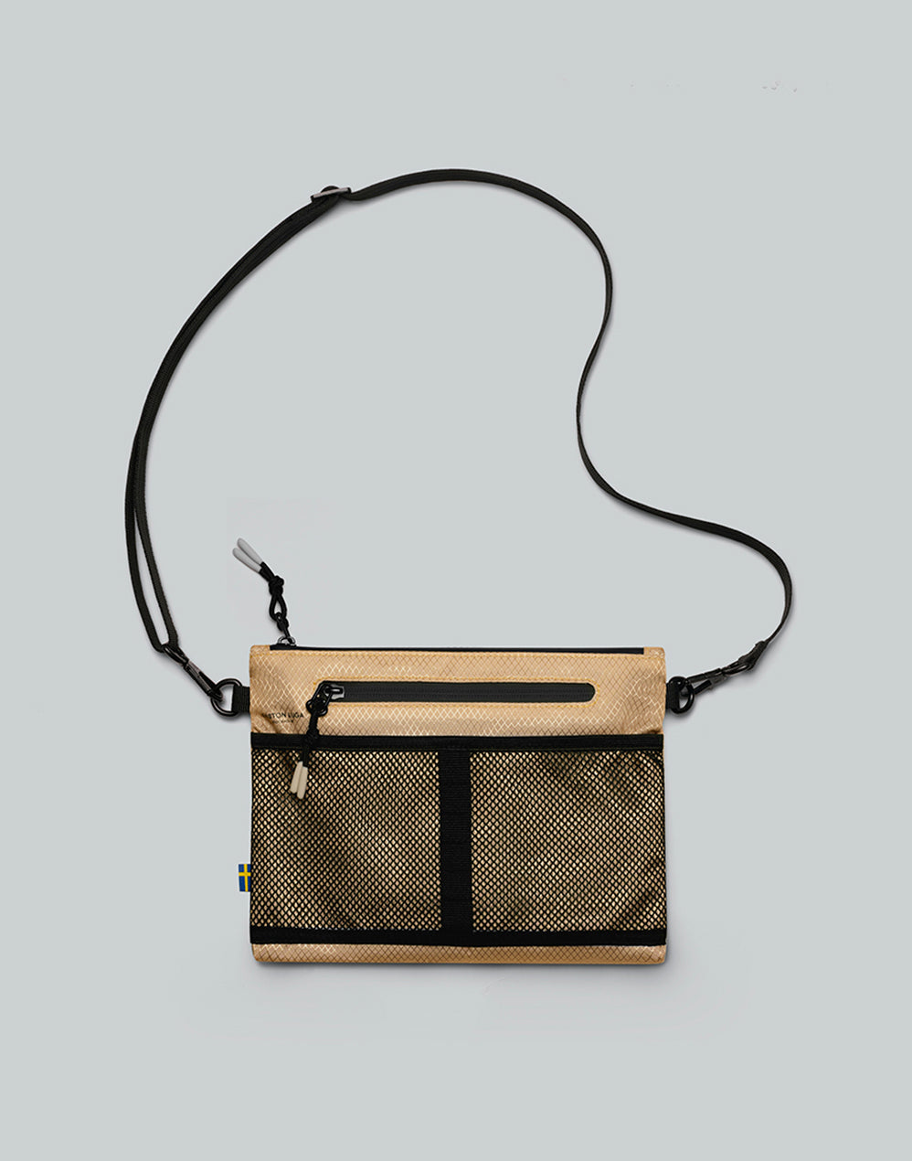 Bolso Lightweight Crossbody Latte, vista frontal con correa