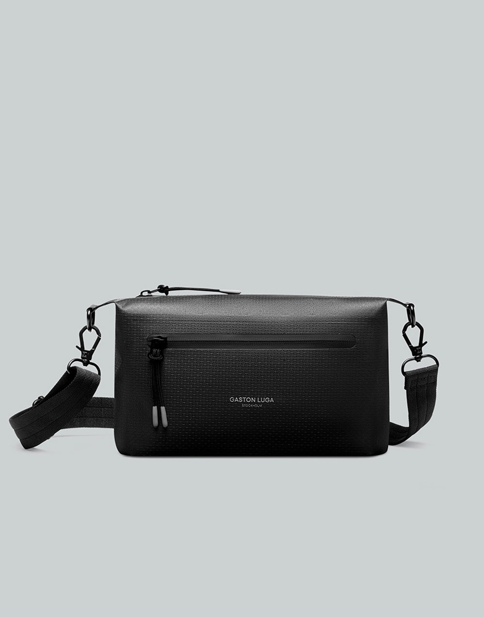 Bolso Lightweight DuoSeal Crossbody Negro, vista frontal con correa