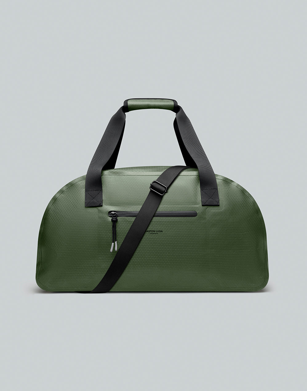 Bolso Lightweight DuoSeal Duffel verde olivo, con asas negras, correa de hombro y bolsillo frontal con cierre.