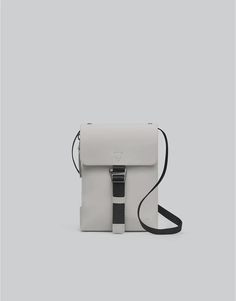 Bolso Spläsh Mini Crossbody taupe, vista frontal con solapa, hebilla y correa negra