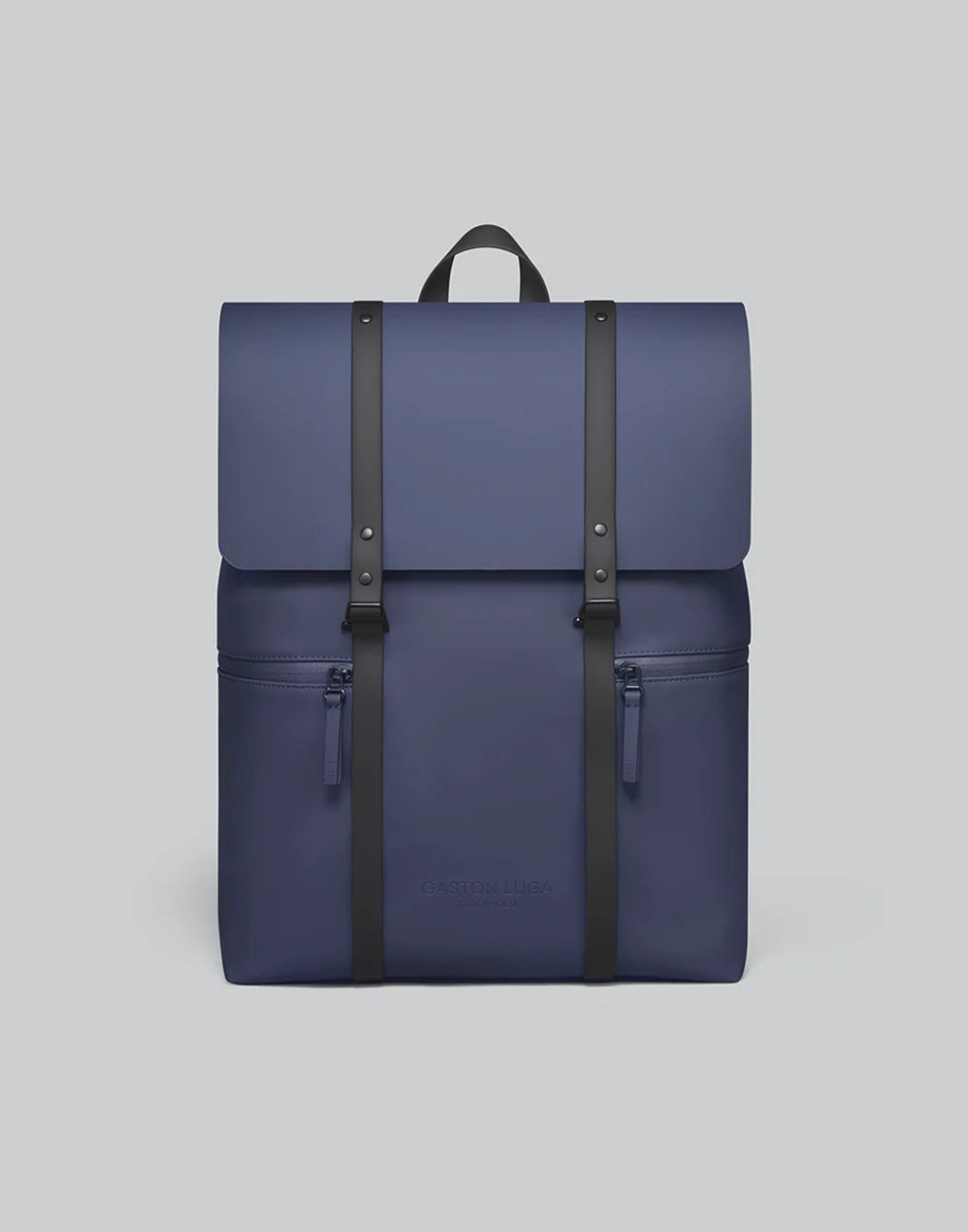 Mochila Spläsh 2.0 16" azul marino, vista frontal con solapa y dos correas negras