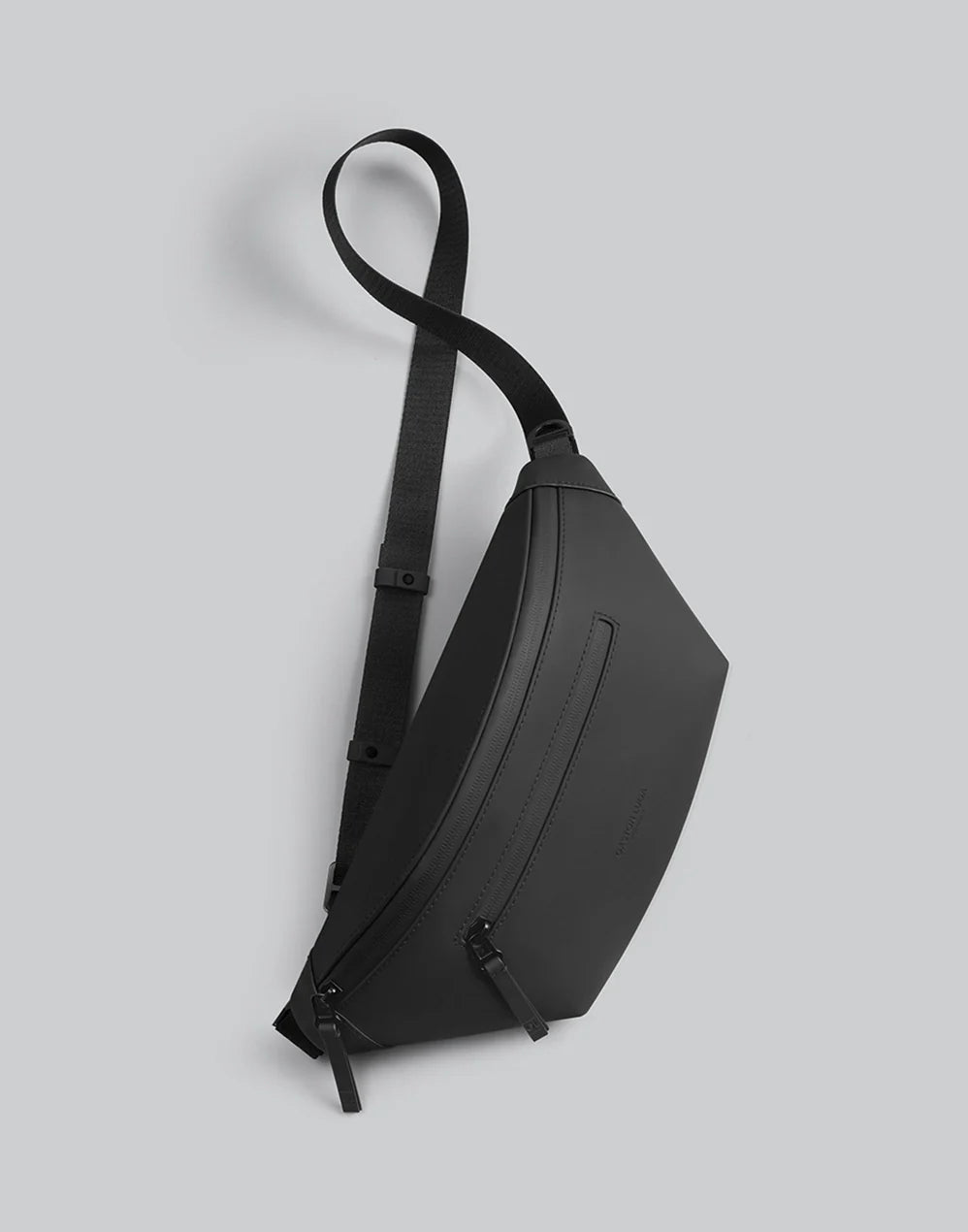 Cangurera Spläsh Bumbag negra, vista en diagonal con dos cierres y correa ajustable