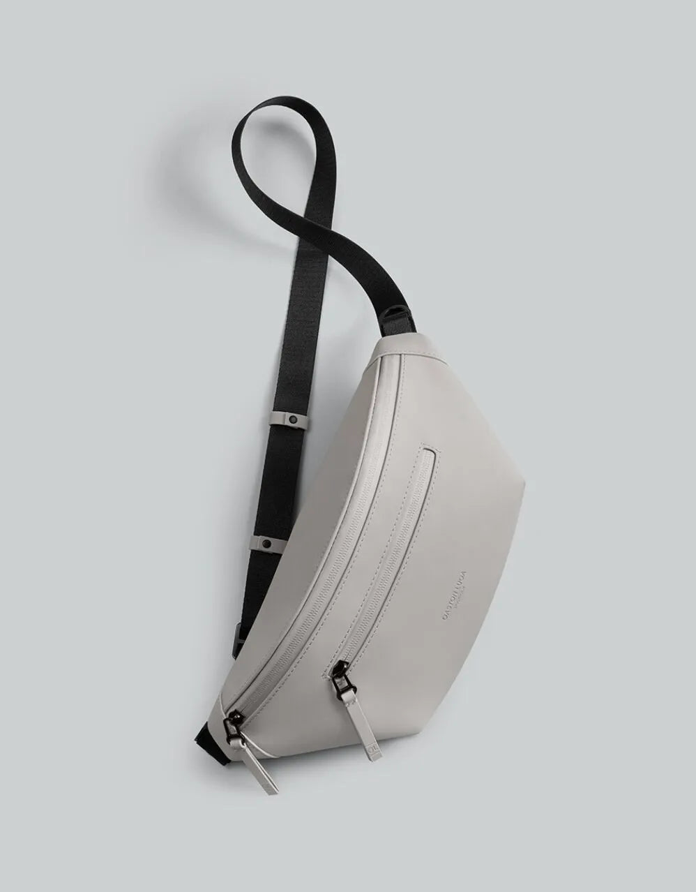 Cangurera Spläsh Bumbag taupe, vista en diagonal con dos cierres y correa negra ajustable