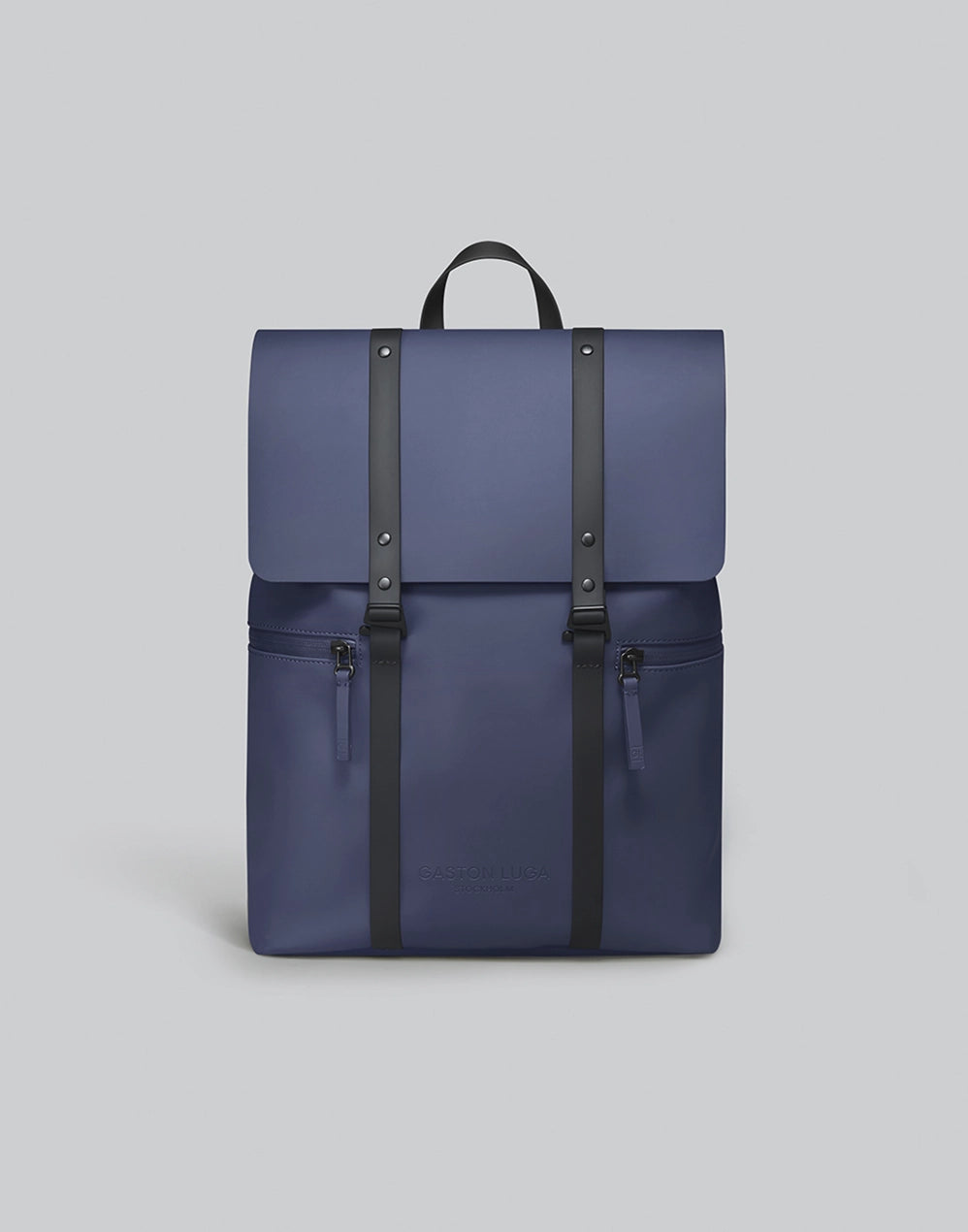 Mochila Spläsh 2.0 13" azul marino, vista frontal con solapa y dos correas negras