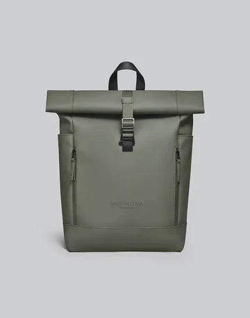 Mochila Rullen 13" verde olivo, vista frontal con cierre enrollable y correa central