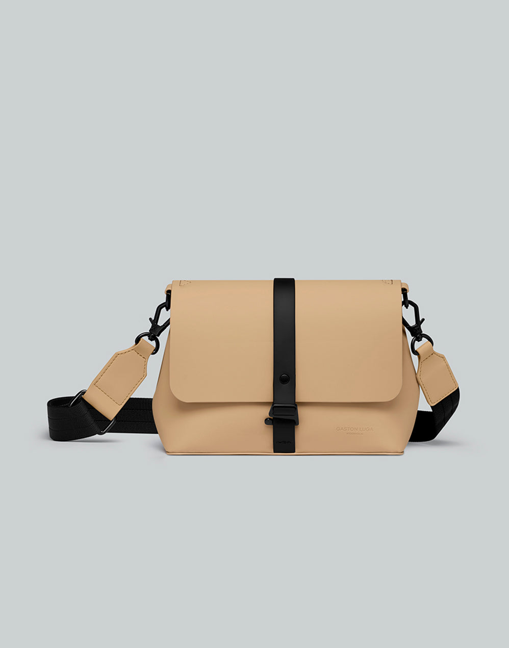 Bolso Spläsh Crossbody Latte, vista frontal con correa