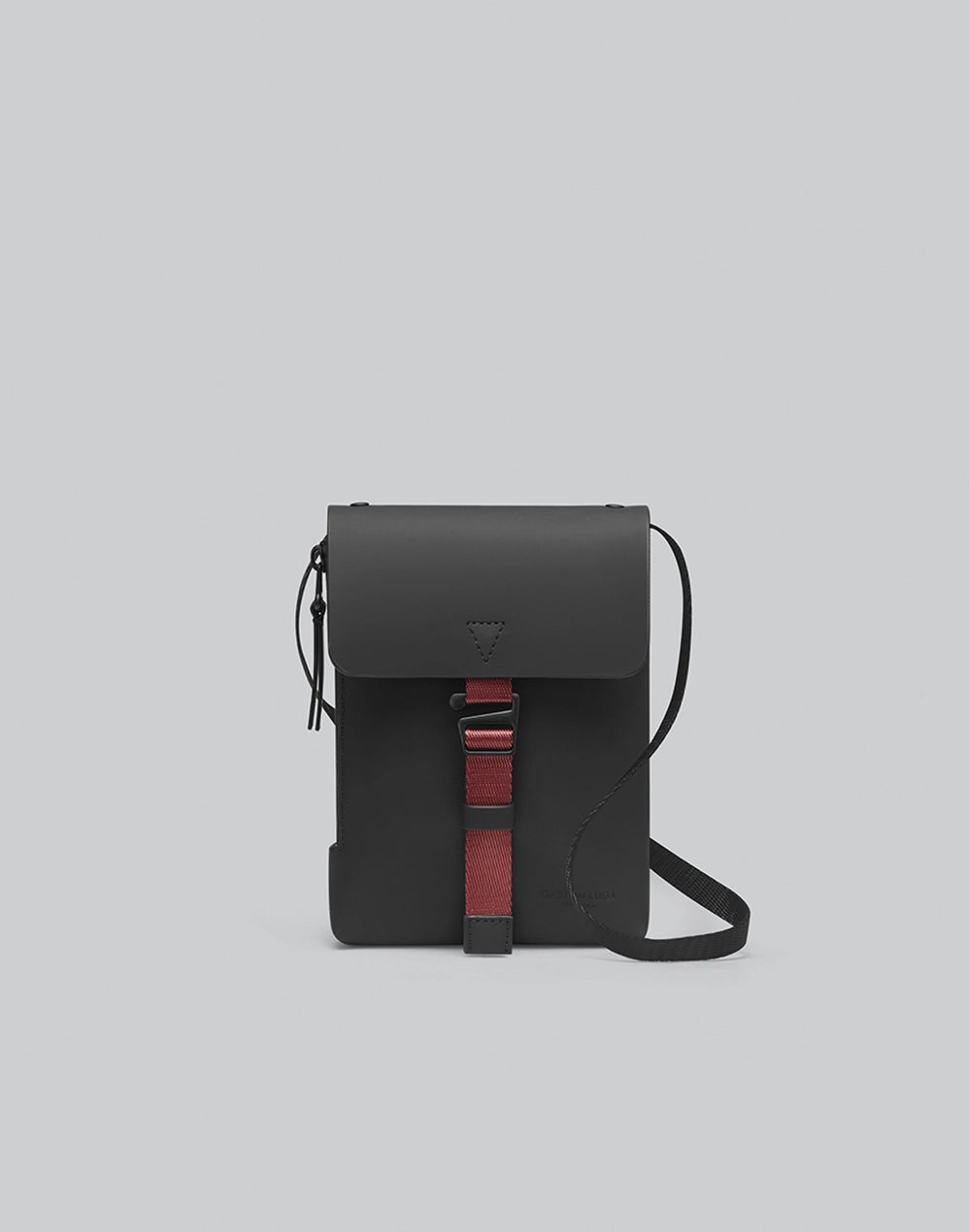 Bolso Spläsh Mini Crossbody Chicago negro, vista frontal con correa central roja y correa de hombro negra