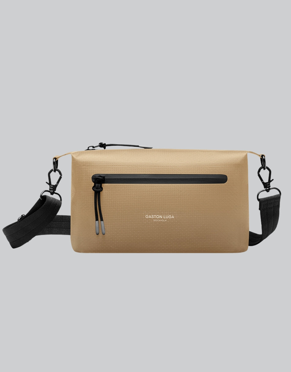 Bolso Lightweight DuoSeal Crossbody Latte, vista frontal con correa