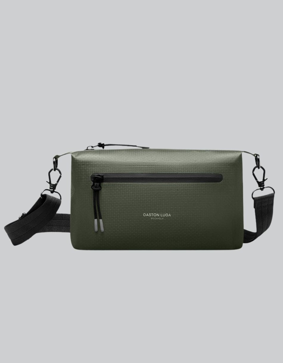 Bolso Lightweight DuoSeal Crossbody Olivo, vista frontal con correa