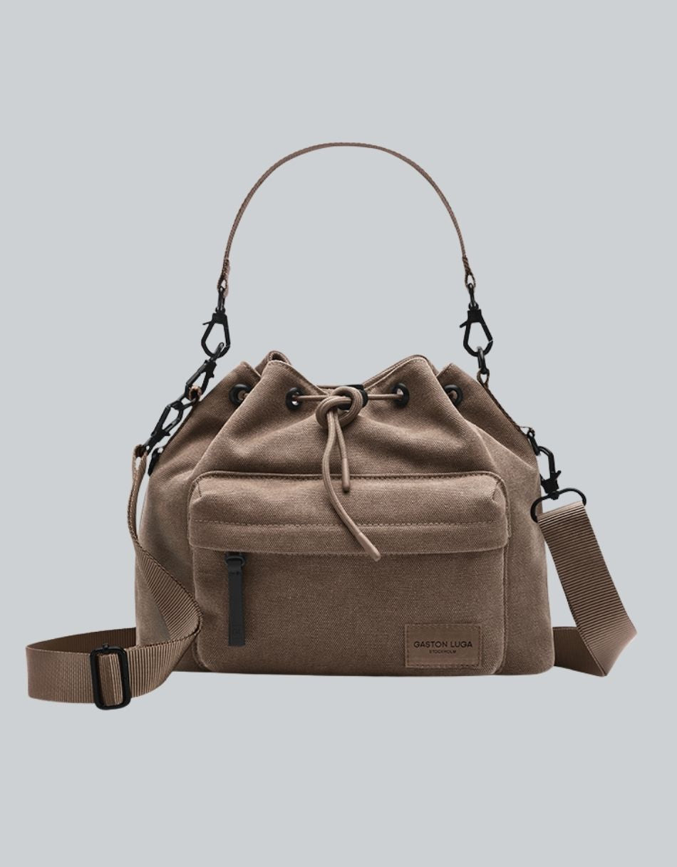 Bolso Spläsh Bucket Crossbody Weave Café Arena, vista frontal con jareta, asa y bolsillo con cierre