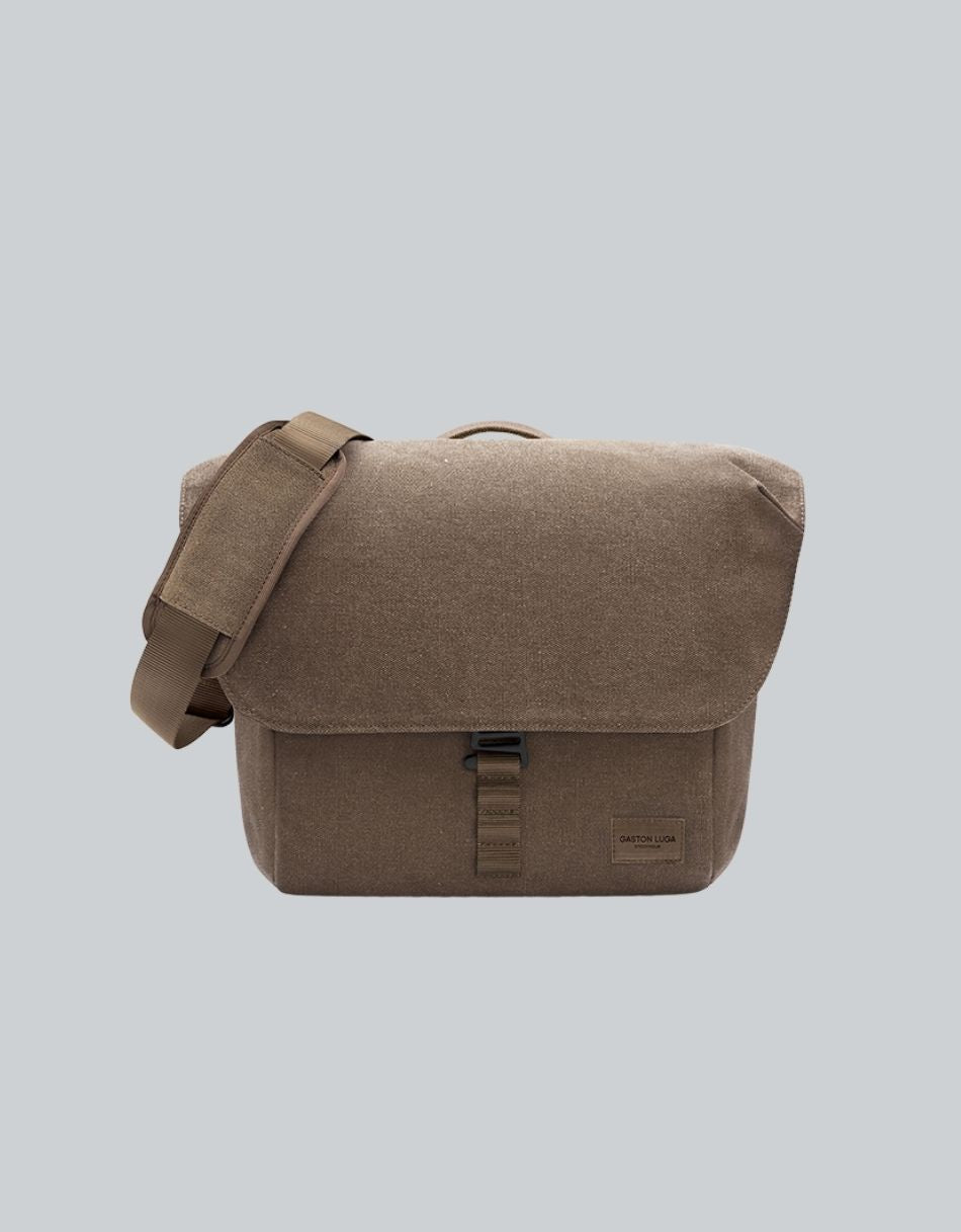 Bolso Spläsh Messenger 13" Weave Café Arena, vista frontal con solapa, hebilla y correa acolchada