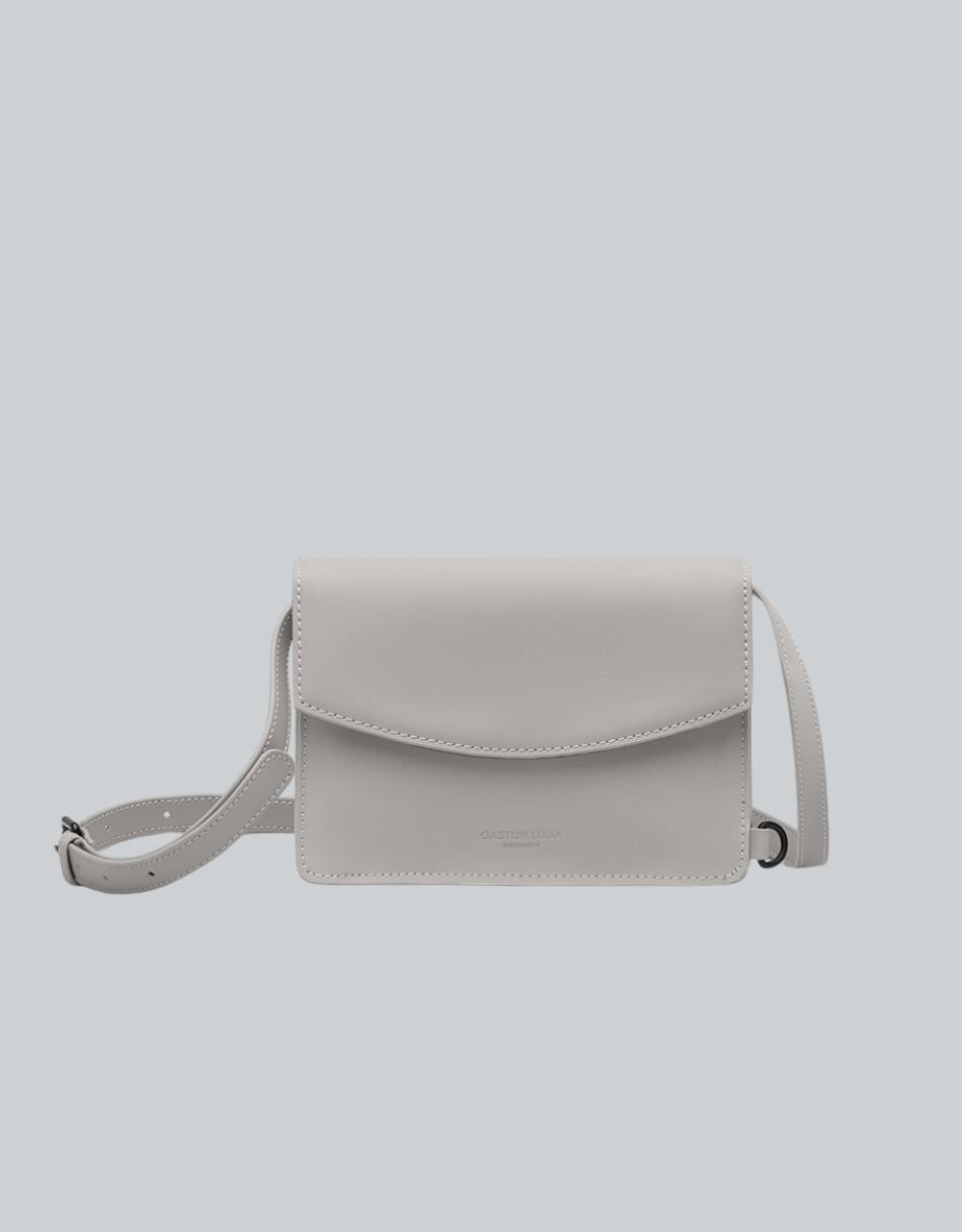 Bolso Spläsh Pix Crossbody Taupe, vista frontal con solapa curva y correa