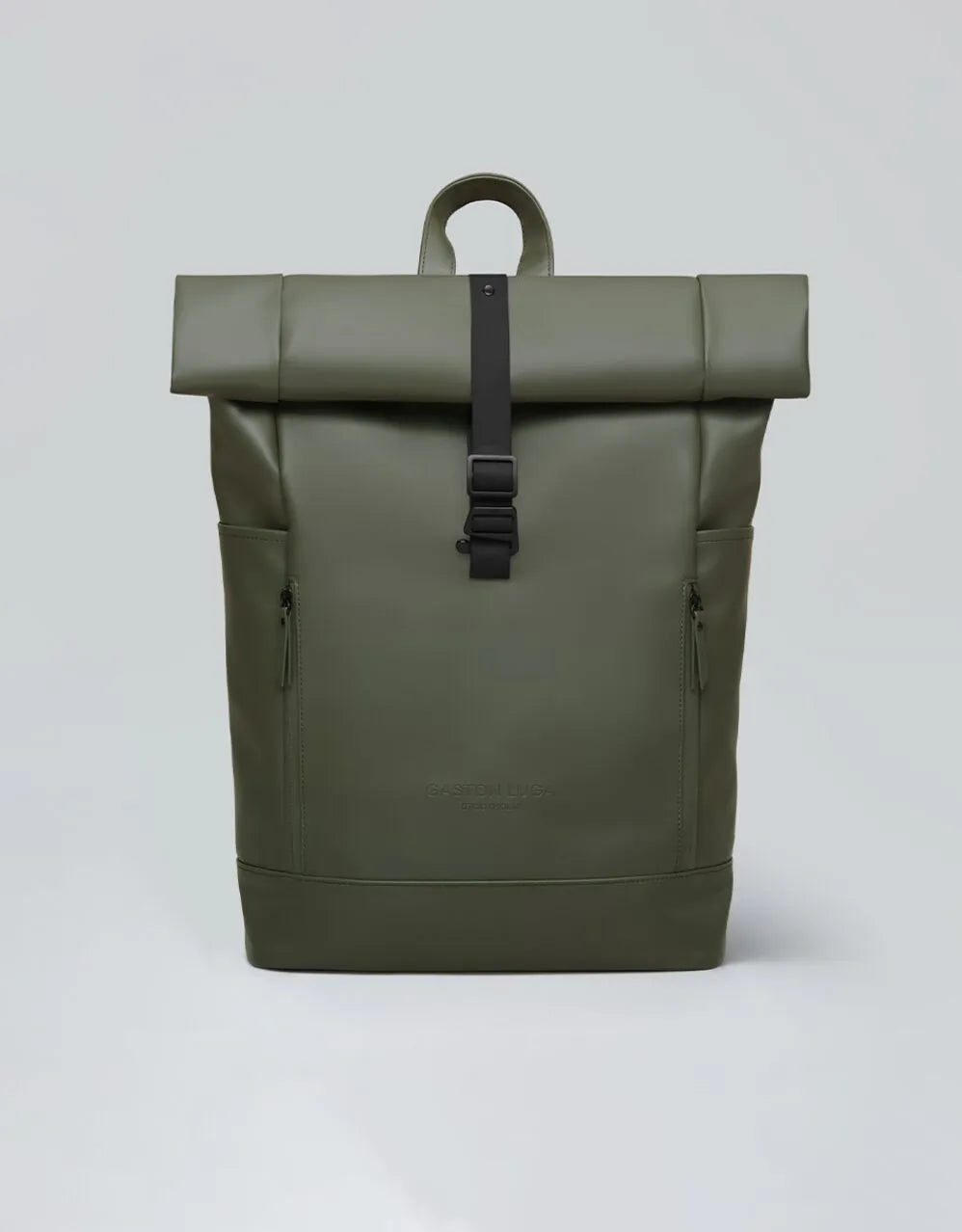 Mochila Rullen 16" verde olivo, vista frontal con cierre enrollable y hebilla central negra