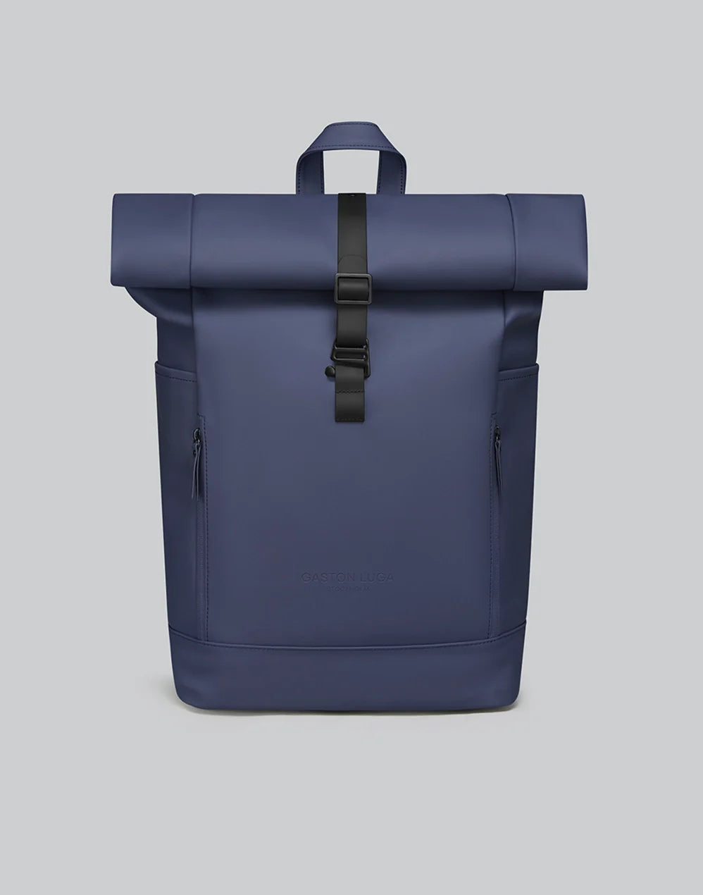 Mochila Rullen 16" azul marino, vista frontal con cierre enrollable y hebilla central negra