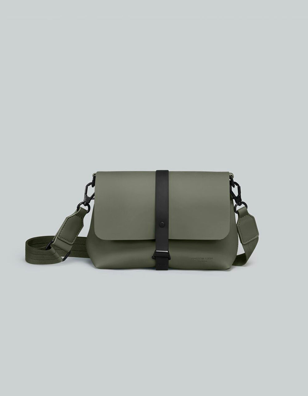 Bolso Spläsh Crossbody Olivo, vista frontal con correa