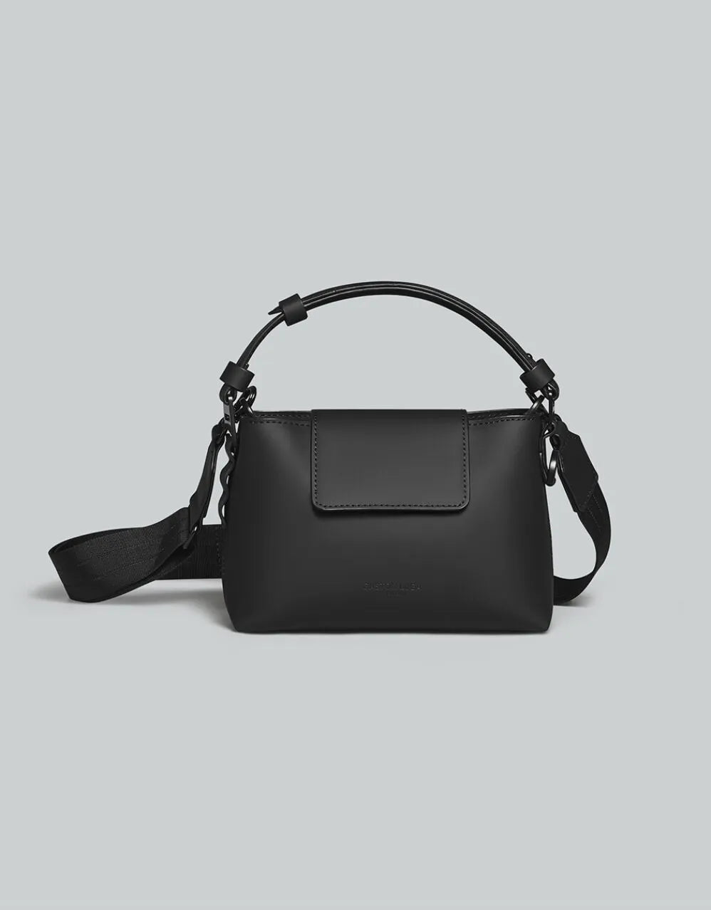 Bolso Spläshini negro, vista frontal con solapa, asa y correa de hombro