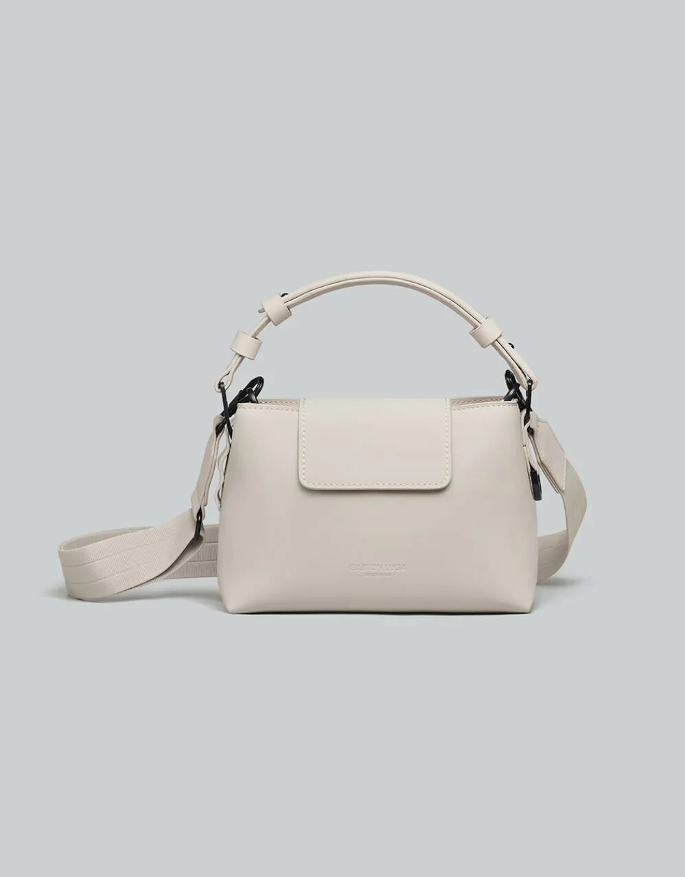 Bolso Spläshini crema, vista frontal con solapa, asa y correa de hombro