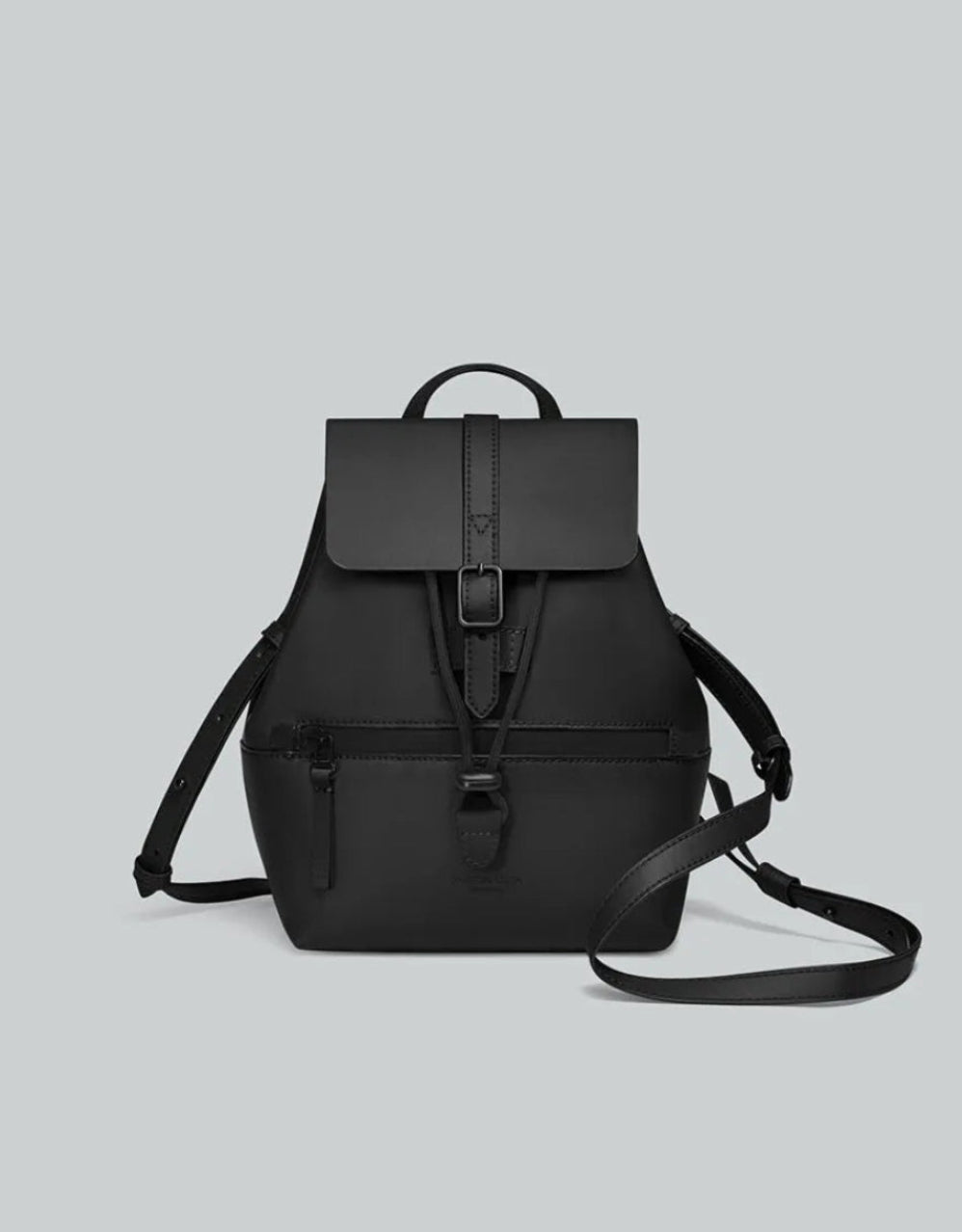 Mochila Gala 2.0 negra, vista frontal con solapa y hebilla central