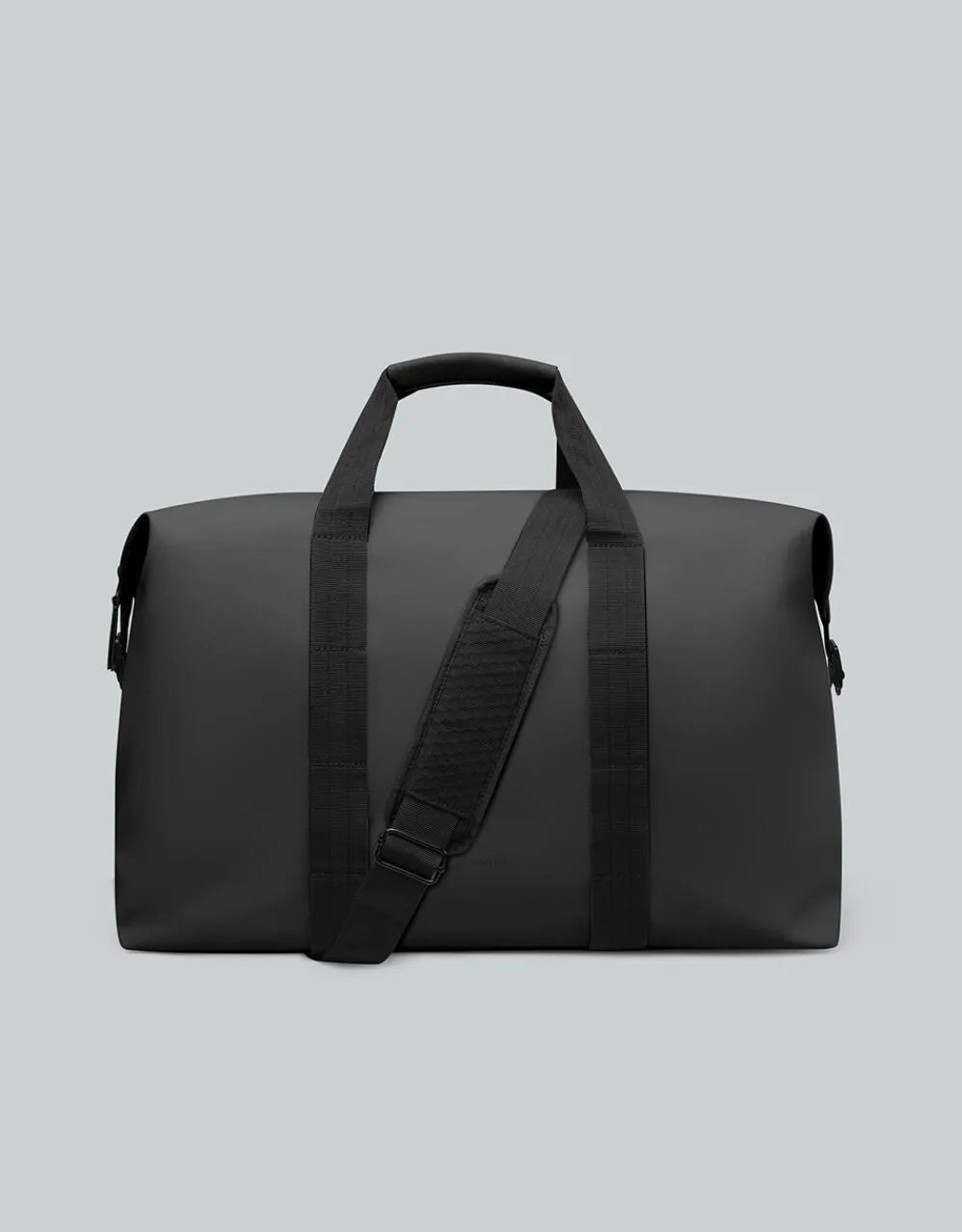Bolso de viaje Däsh negro, vista frontal con asas y correa de hombro acolchada