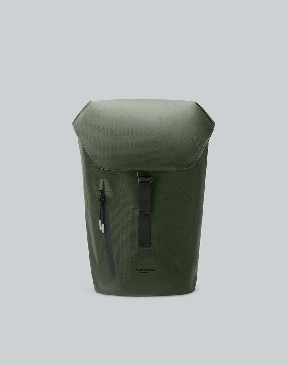 Vista frontal de la mochila Lightweight DuoSeal verde olivo, con solapa, hebilla central y bolsillo vertical con cierre.