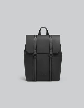 Mochila Spläsh Mini negra, vista frontal con solapa y dos correas