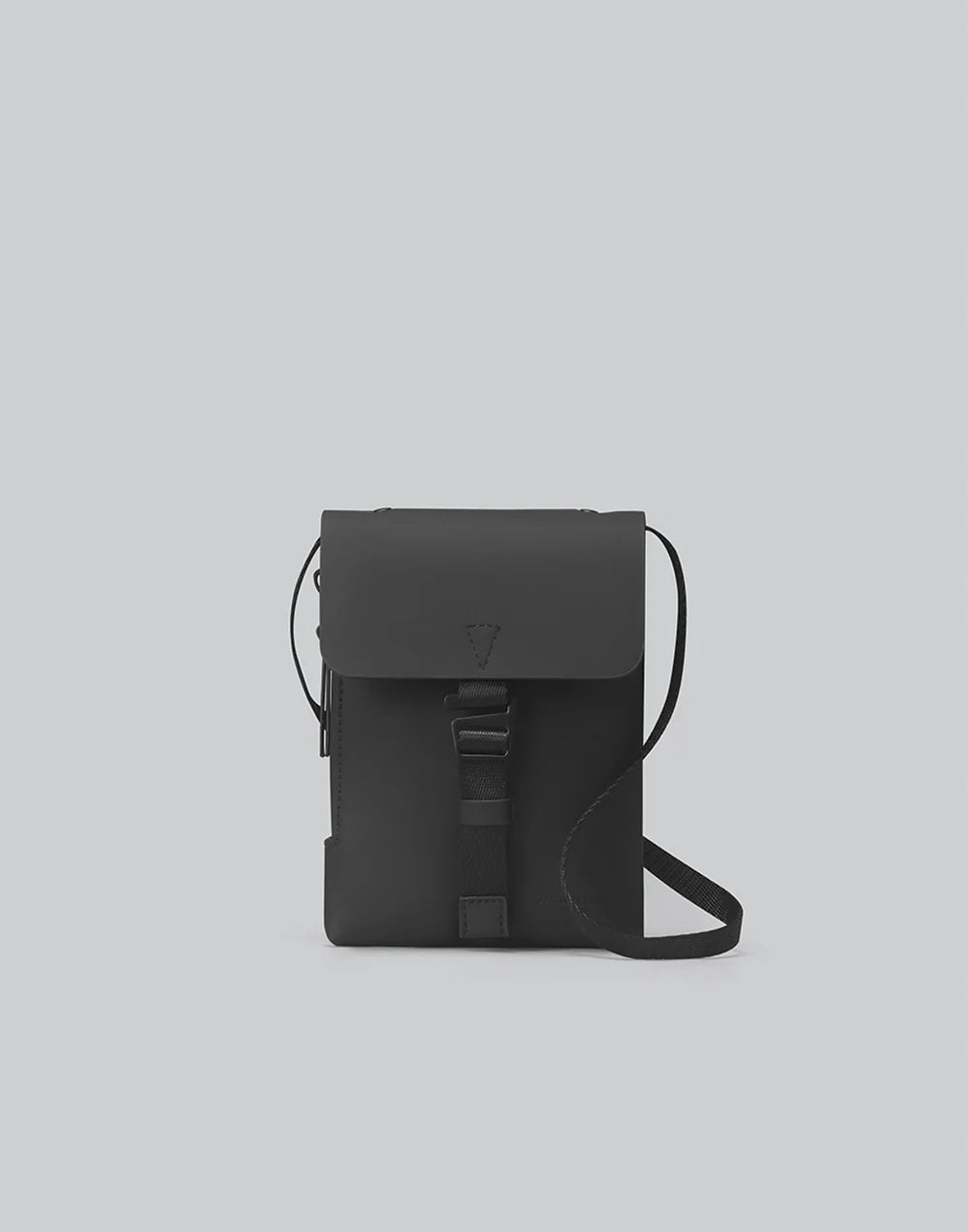 Bolso Spläsh Mini Crossbody negro, vista frontal con solapa, hebilla y correa