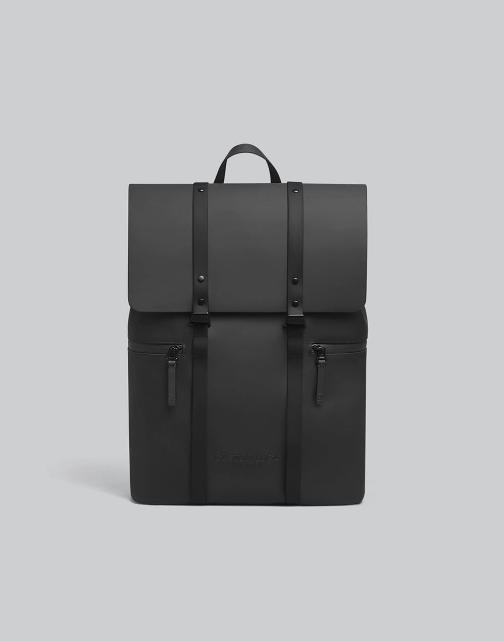 Mochila Spläsh 2.0 13" negra, vista frontal con solapa y dos correas negras