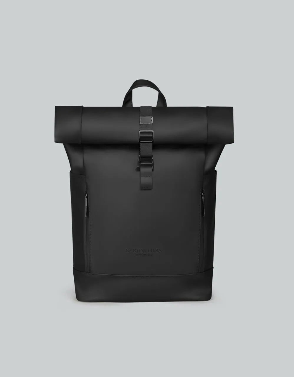 Mochila Rullen 13" negra, vista frontal con cierre enrollable y hebilla central