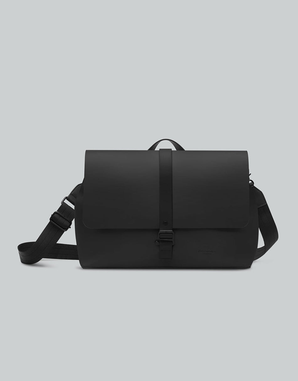 Bolso Spläsh Crossbody G 14" Negro, vista frontal con asa y correa