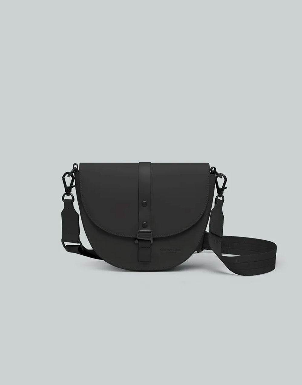 Bolso Spläsh Moon Crossbody negro, vista frontal con solapa redondeada y correa