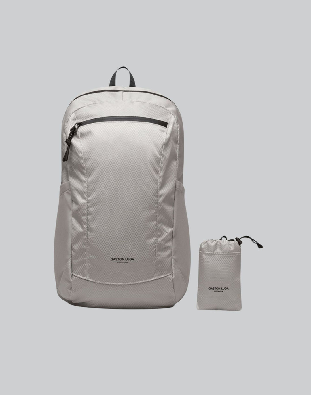 Mochila Lightweight Packable Taupe junto a su bolsa de guardado