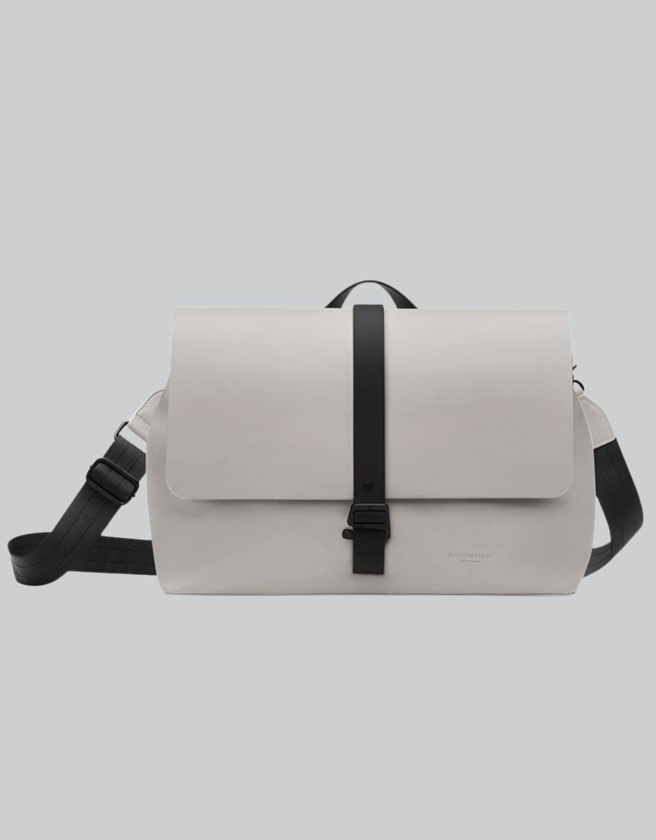 Bolso Spläsh Crossbody G 14" Taupe, vista frontal con asa y correa