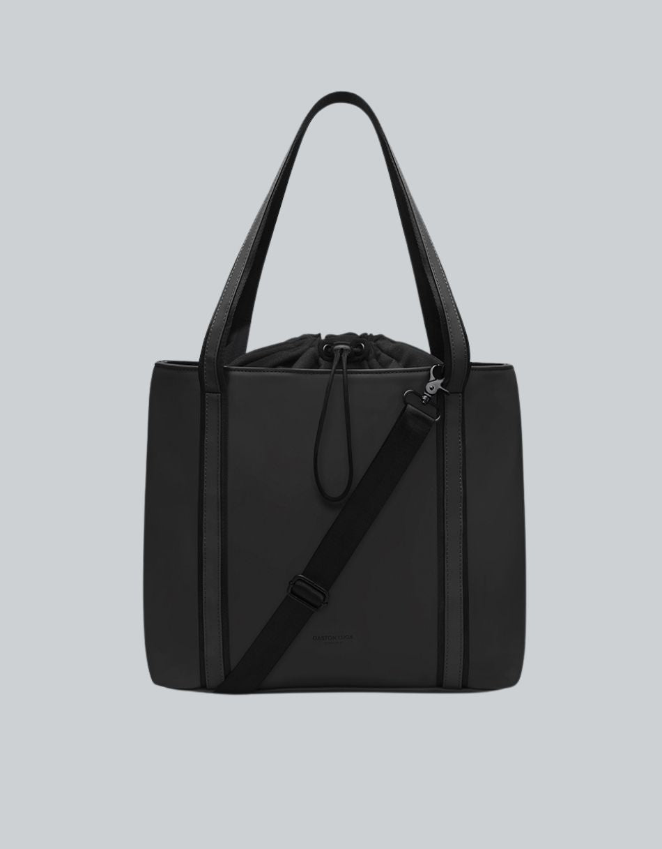 Bolso Däsh Draw Tote Negro, vista frontal con asas largas, jareta y correa